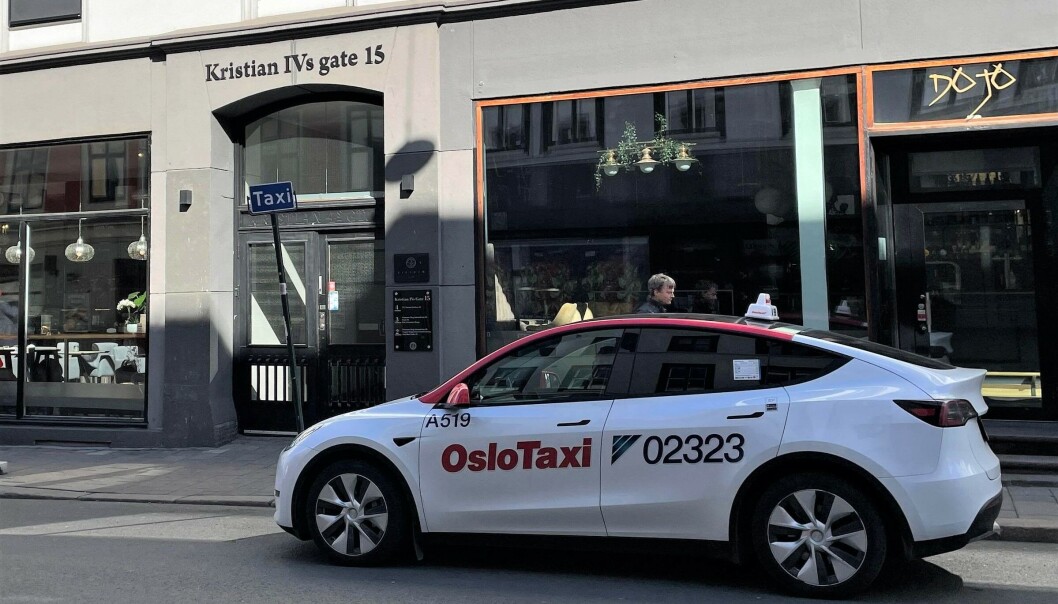 Rett over veien for Elsker er det taxistopp. Gjester på utestedet frykter de skal bli gjenkjent av sjåfører. Rett over veien for Elsker er det taxistopp. Gjester på utestedet frykter de skal bli gjenkjent av sjåfører.