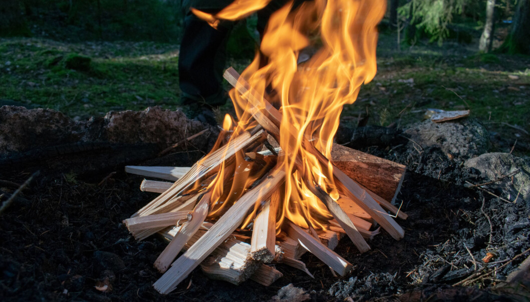 Bålsesongen er forbi. Pølser og kalde hender må varmes på bål på godkjente bålplasser eller over en fastmontert grill i en park. Fra denne fredagen gjelder det et nasjonalt, generelt bålforbud. Bålsesongen er forbi. Pølser og kalde hender må varmes på bål på godkjente bålplasser eller over en fastmontert grill i en park. Fra denne fredagen gjelder det et nasjonalt, generelt bålforbud.
