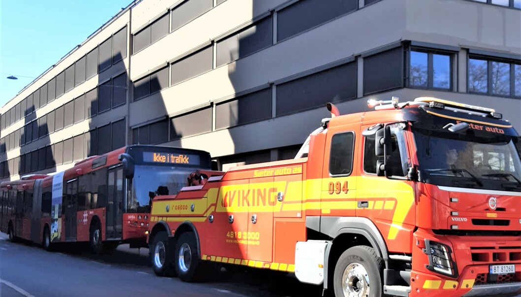 54-bussen måtte taues til reparasjon etter å ha brutt sammen ved Jakob kirke påskeaften. 54-bussen måtte taues til reparasjon etter å ha brutt sammen ved Jakob kirke påskeaften.