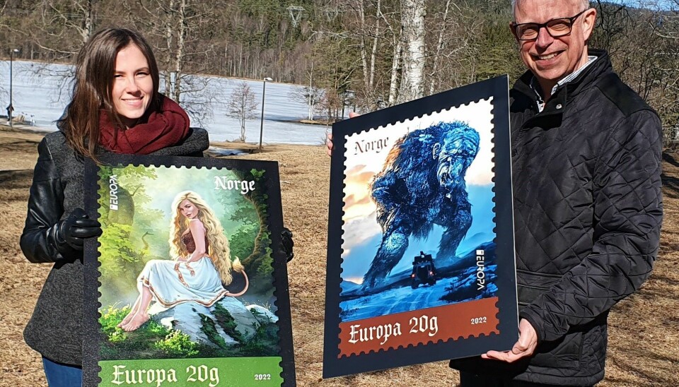 Ved Sognsvann fant illustratør Wictoria Nordgaard inspirasjon til å tegne hulder til nytt frimerke. Her med Postens frimerkedirektør Halvor Fasting i Posten.