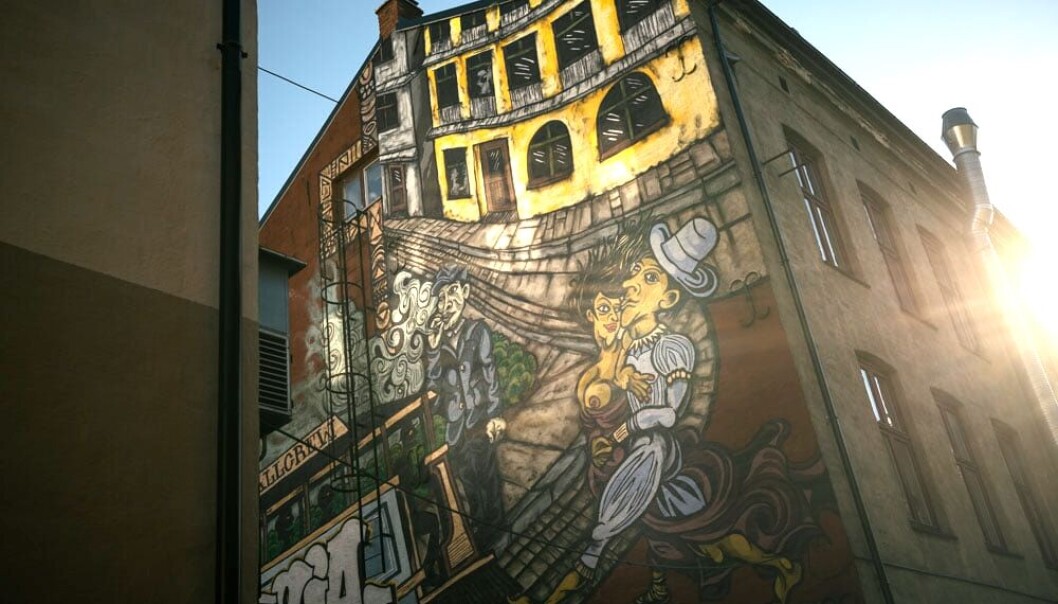 I Thorvald Meyers gate 83 har graffiti-kunstnerne Heia og Knut feiret den lokale arbeiderklasse-kulturen med dette verket. I Thorvald Meyers gate 83 har graffiti-kunstnerne Heia og Knut feiret den lokale arbeiderklasse-kulturen med dette verket.