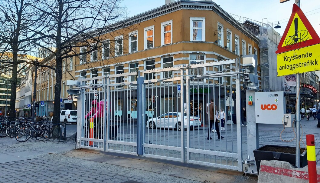 Inngangen til Youngstorget er sperret av en diger port som minner om en fengselsport, mener Tom Kristian Berger. Inngangen til Youngstorget er sperret av en diger port som minner om en fengselsport, mener Tom Kristian Berger.