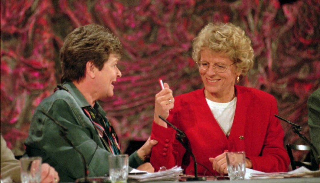 Ap-statsminister Gro Harlem Brundtland og Tove Strand Gerhardsen (Ap) under et folkemøte før EU-avstemningen i 1994.