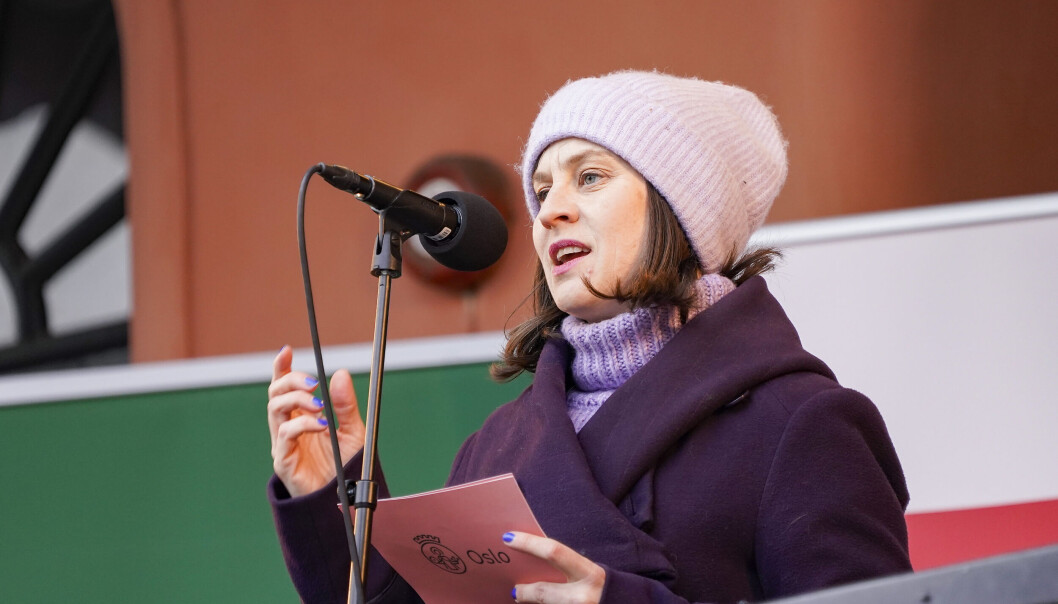 Rina Mariann Hansen er Oslos byråd for arbeid, integrering og sosiale tjenester. Her er hun under en solidaritetsmarkering for Ukraina i regi av LO, Unio og YS på Youngstorget. Rina Mariann Hansen er Oslos byråd for arbeid, integrering og sosiale tjenester. Her er hun under en solidaritetsmarkering for Ukraina i regi av LO, Unio og YS på Youngstorget.