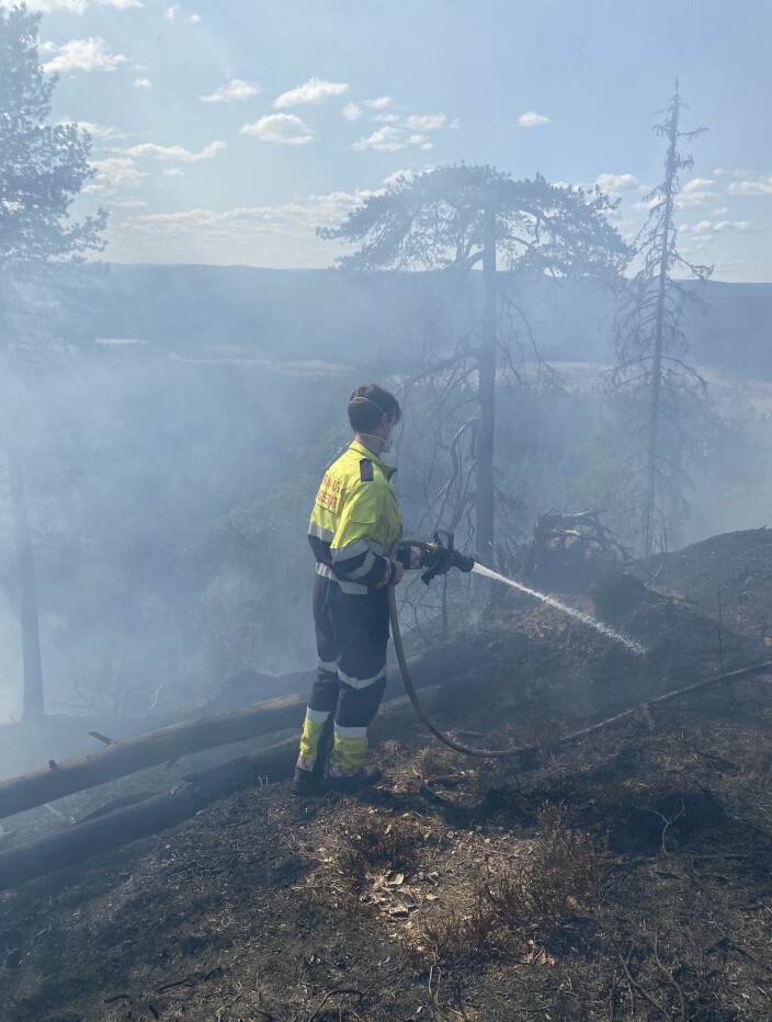 Det er veldig bratt og glatt. Det er en krevende situasjon for mannskapene. Det er veldig bratt og glatt. Det er en krevende situasjon for mannskapene.