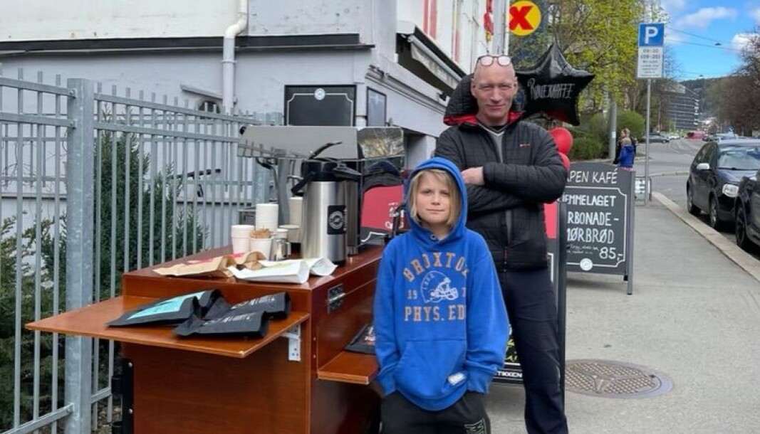To gjester på navnebytte- og åpningsfesten til Røverkaffe Oslo lørdag. To gjester på navnebytte- og åpningsfesten til Røverkaffe Oslo lørdag.