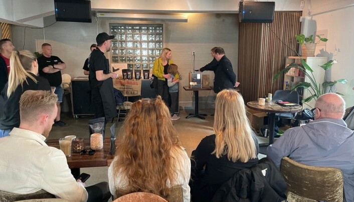 Både store og små fikk prøve seg på kaffebrenning. Både store og små fikk prøve seg på kaffebrenning.