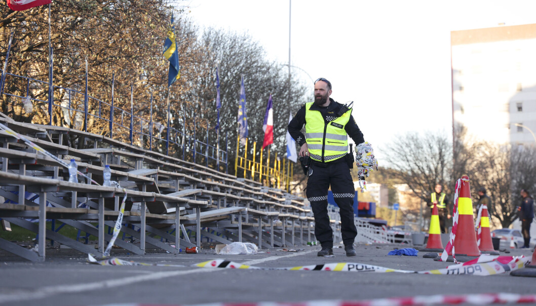 Flere personer ble skadd da en bil kjørte inn i en tribune under et motorshow på Bjerkebanen søndag kveld. Flere personer ble skadd da en bil kjørte inn i en tribune under et motorshow på Bjerkebanen søndag kveld.