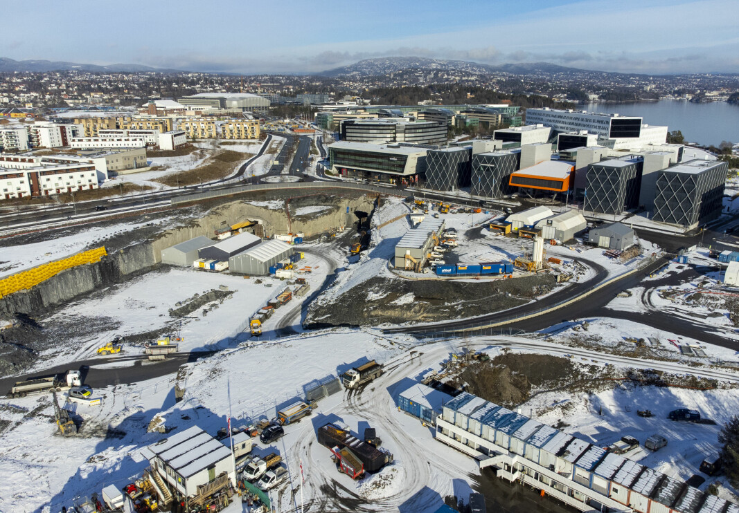Dronefoto av det som skal bli Fornebubanen, der milliardsprekken skaper utfordringer for Oslopakke 3.