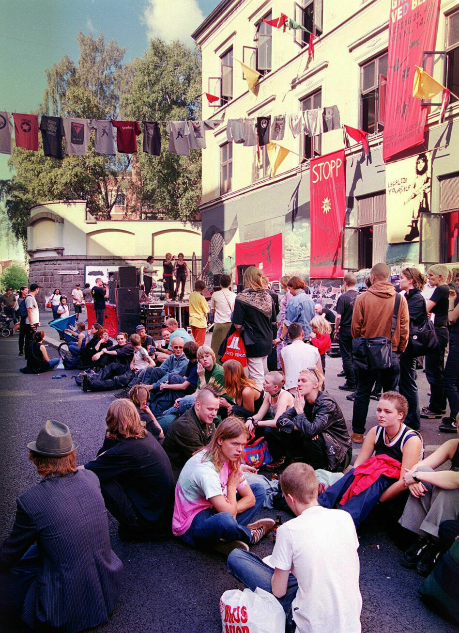 28. august 1999: Gatefest mot rasisme utenfor Blitz-huset i Oslo. Om lag 300 mennesker møtte opp for å få med seg konserter og appeller. Foto: Knut Fjeldstad / NTB