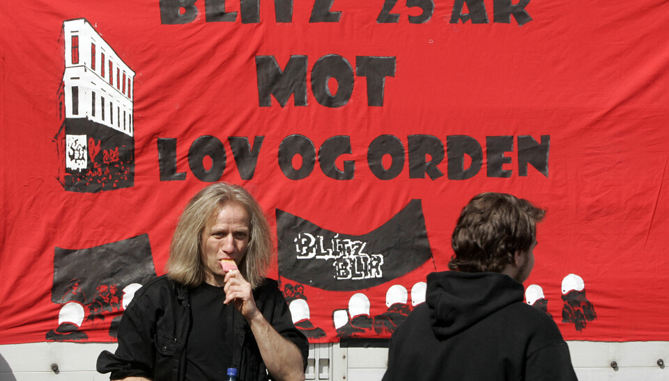 1. mai 2007: Stein Lillevolden (t.v.) spiser åpenbart Lollipop og feiret 1. mai i Oslo. Sammen helg fylte Blitz 25 år. Parole lød «Blitz 25 år mot lov og orden». Foto: Heiko Junge / NTB