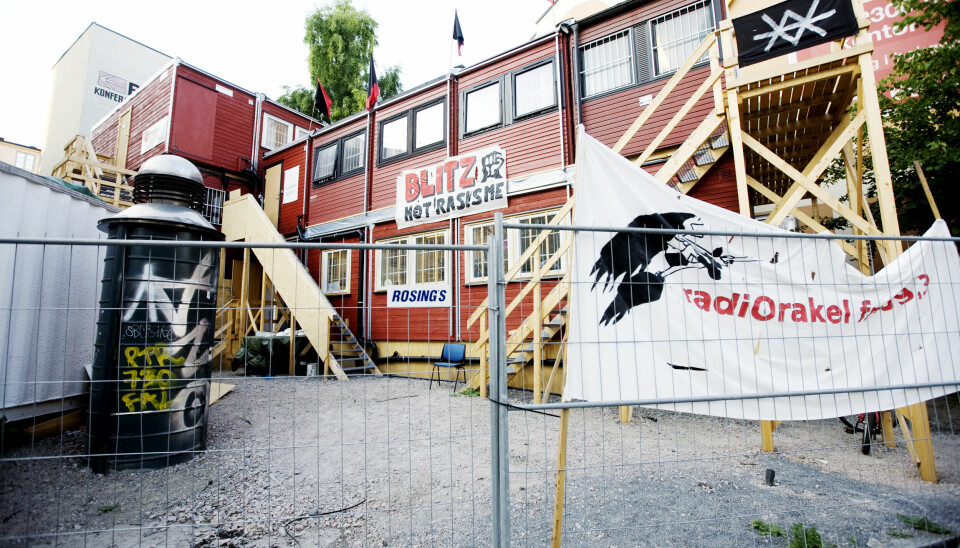 4. juli 2008: Blitz-huset rehabiliteres og deler av aktivitetene er flyttet inn i brakker i nærheten. Her eksteriør av brakkene, med Blitz plakat utenpå, og banner med Radiorakels logo. Foto: Kyrre Lien / NTB