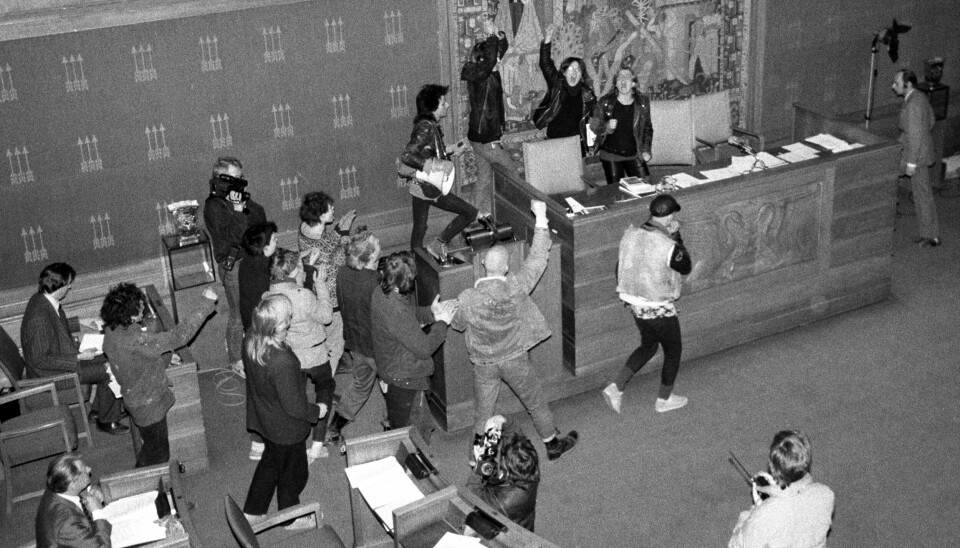 9. april 1986: Ungdommer fra det NTB den gangen kalte aktivitetshuset Blitz aksjonerer overfor Bystyret i Oslo Rådhus. Aksjonen var en protest mot utsettelsen av det samme bystyrets behandling av aktivitetshusets videre skjebne. På bildet er demonstrantene på vei opp til bystyrelederens plass, anført av Stein Lillevolden. Foto: Eskil Engdal / NTB