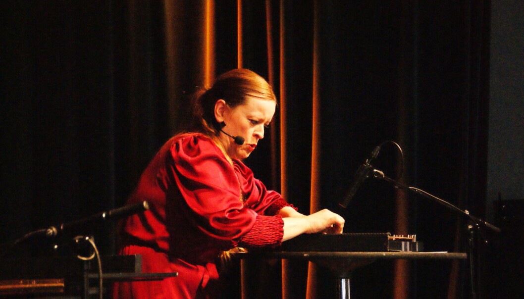 Hanne T. Asheim behersker faktisk instrumentet harpeleik. Hanne T. Asheim behersker faktisk instrumentet harpeleik.