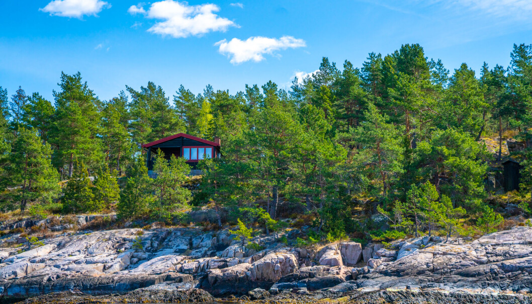 På øya er det i dag 21 sommerstuer med solceller til lys samt gass til komfyr og kjøleskap. Alle hyttene har peis eller ovn. På øya er det i dag 21 sommerstuer med solceller til lys samt gass til komfyr og kjøleskap. Alle hyttene har peis eller ovn.