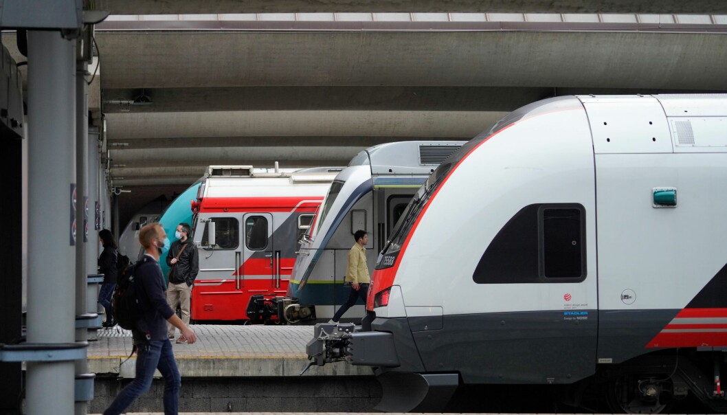 - Oslo S-Moss er stengt for togtrafikk. Du må regne med forsinkelser og innstillinger, skriver Vy på sin nettside lørdag formiddag. - Oslo S-Moss er stengt for togtrafikk. Du må regne med forsinkelser og innstillinger, skriver Vy på sin nettside lørdag formiddag.