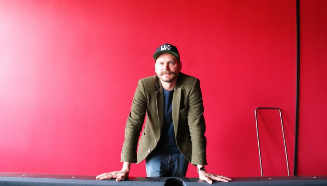 — Å få folk til å kose seg uavhengig om de er her for å spille biljard eller ikke, det er målet, sier Henrik Olsson (37), mannen bak den nye baren. — Å få folk til å kose seg uavhengig om de er her for å spille biljard eller ikke, det er målet, sier Henrik Olsson (37), mannen bak den nye baren.