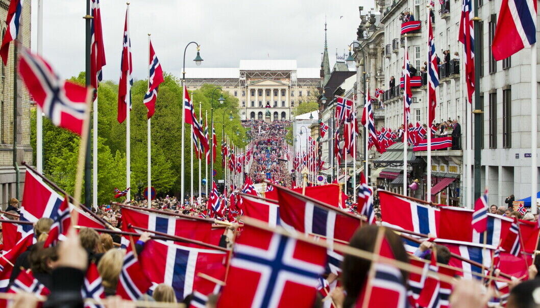 Norske flagg så langt øyet kan se. Men det er altså ikke noe forbud mot å bære andre nasjonalflagg i Oslos 17. maitog.