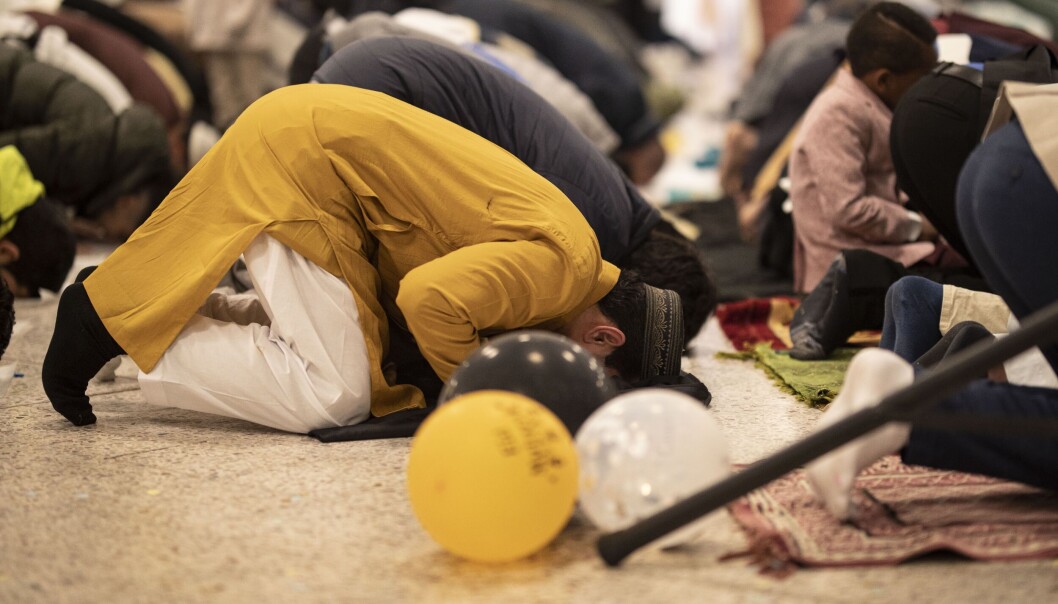 Imam Muhammed Alburundy leder id bønnen og holder id preken til forsamlingen. Imam Muhammed Alburundy leder id bønnen og holder id preken til forsamlingen.