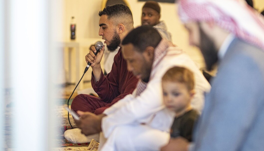 Allah ønsker at vi skal takke ham. Særlig vi som bor i Norge, i dette gode landet her, må huske å si takk for alt vi har, sier Imam Muhammed Alburundy i sin id tale på Iman aktivitetssenter. Allah ønsker at vi skal takke ham. Særlig vi som bor i Norge, i dette gode landet her, må huske å si takk for alt vi har, sier Imam Muhammed Alburundy i sin id tale på Iman aktivitetssenter.