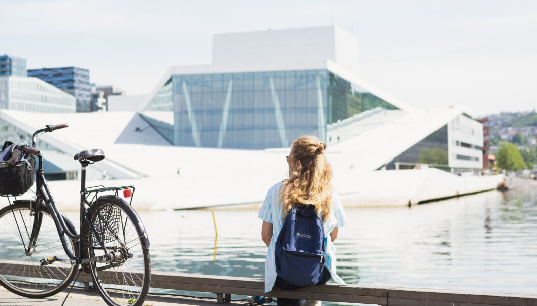 Herlig i Oslo på sommertid. Her med sykkelen ved Operaen. Herlig i Oslo på sommertid. Her med sykkelen ved Operaen.