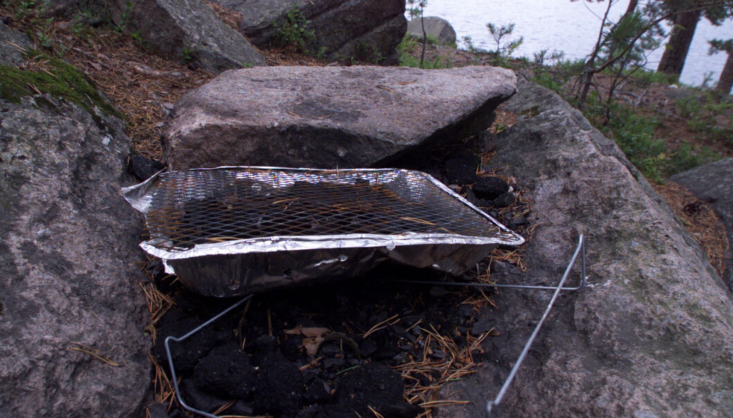 Det kan se trygt ut på stein og berg - men med litt vind blåser en gnist avgårde fra engangsgrillen og kan antenne skog og mark. Det kan se trygt ut på stein og berg - men med litt vind blåser en gnist avgårde fra engangsgrillen og kan antenne skog og mark.