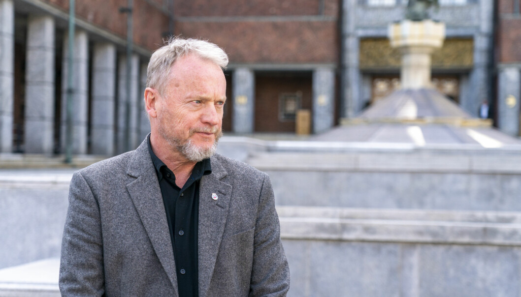 Byrådsleder Raymond Johansen anmoder Oslos innbyggere å spare på vannet og deler sine dusjetips.
