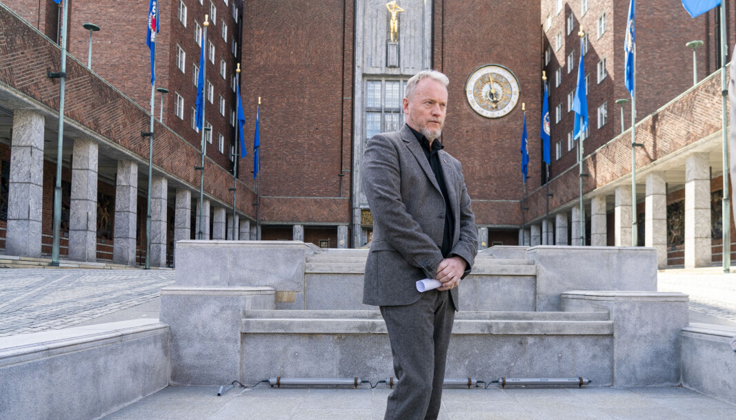 Byrådsleder Raymond Johansen (Ap) anmoder Oslos innbyggere å spare på vannet. Her står han selv midt i fontenen foran Rådhuset, som vanligvis fylles med vann på denne tiden av året. I år forblir den tørr. Byrådsleder Raymond Johansen (Ap) anmoder Oslos innbyggere å spare på vannet. Her står han selv midt i fontenen foran Rådhuset, som vanligvis fylles med vann på denne tiden av året. I år forblir den tørr.