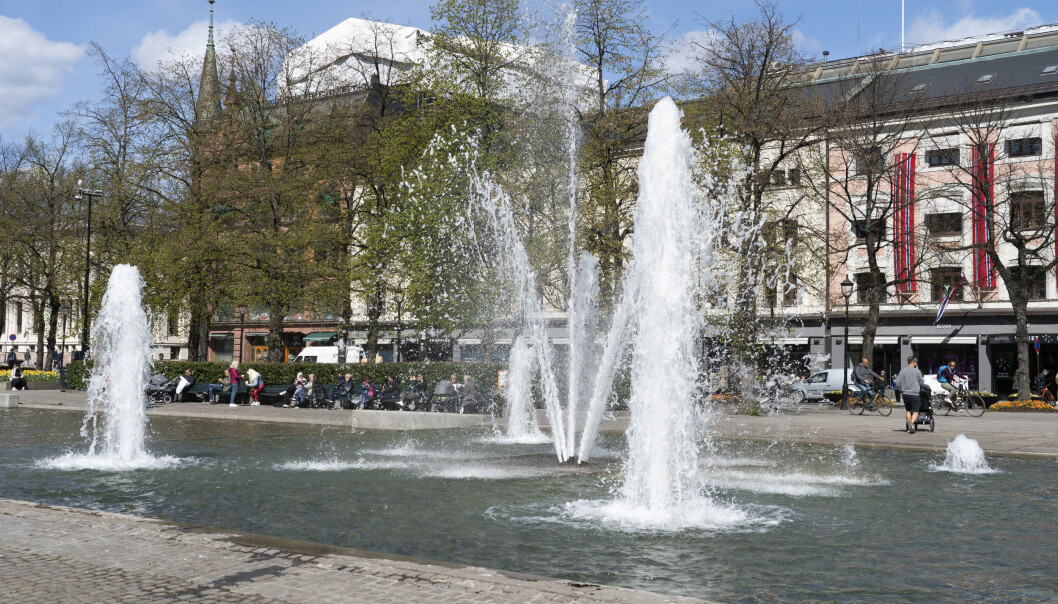 Fontener som resirkulerer vann, holdes fortsatt i gang. Mens fontener med «åpen kran» stenges. Her fra Spikersuppa. Fontener som resirkulerer vann, holdes fortsatt i gang. Mens fontener med «åpen kran» stenges. Her fra Spikersuppa.