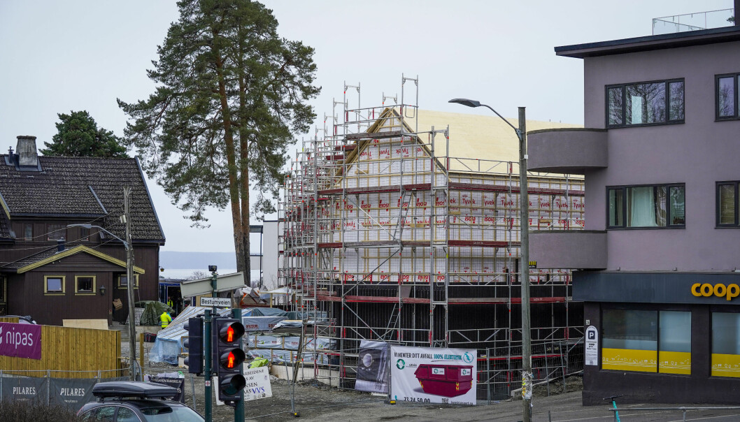 Et eksempel på utbygging i villastrøk: Åtte boliger blir bygget i en gammel eplehage og på tomta til et revet hus på Ullern i Oslo. Bildet er tatt i april i år. Foto: Lise Åserud / NTB