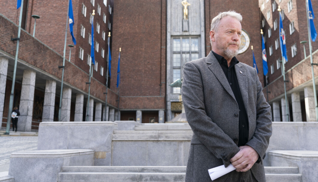 Byrådsleder Raymond Johansen (Ap) mener man kunne unngått vannkrisen i Oslo dersom det tidligere Høyre-byrådet fikk i gang arbeidet med ny vannforsyning tidligere. Her står han i en knusktørr fontene utenfor rådhuset. Byrådsleder Raymond Johansen (Ap) mener man kunne unngått vannkrisen i Oslo dersom det tidligere Høyre-byrådet fikk i gang arbeidet med ny vannforsyning tidligere. Her står han i en knusktørr fontene utenfor rådhuset.
