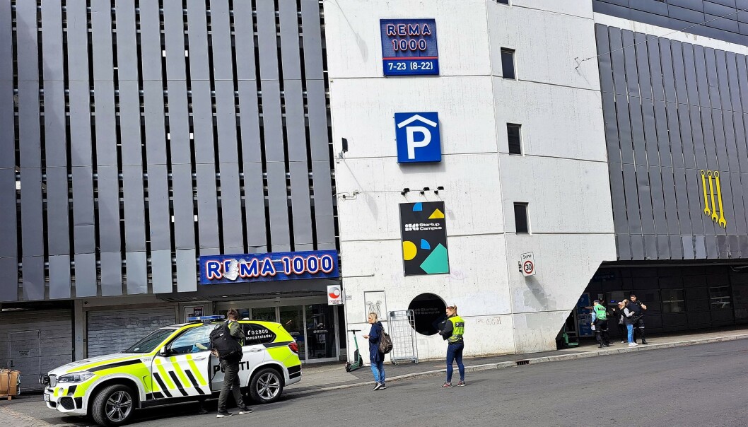 Politiet gransker åstedet for hendelsen. Politiet gransker åstedet for hendelsen.