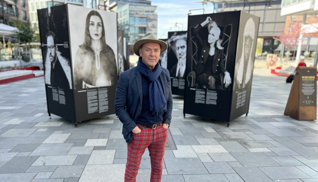 Fotograf Albert Wiking poserer foran utstillingen.