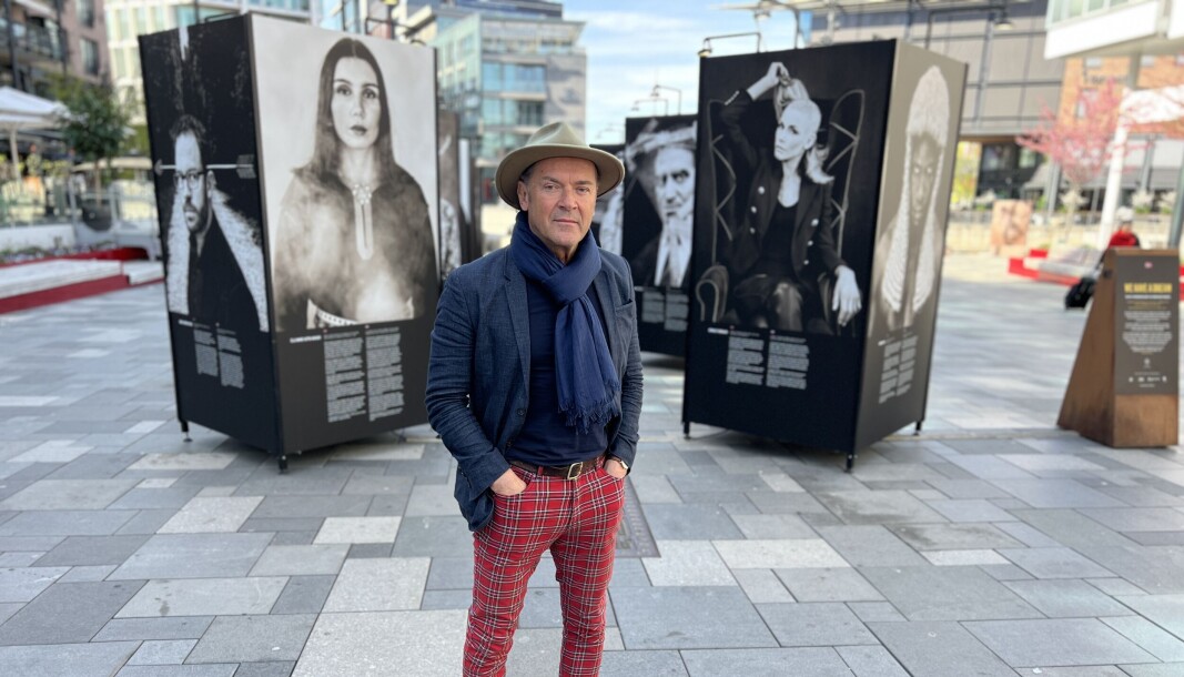 Fotograf Albert Wiking poserer foran utstillingen. Fotograf Albert Wiking poserer foran utstillingen.