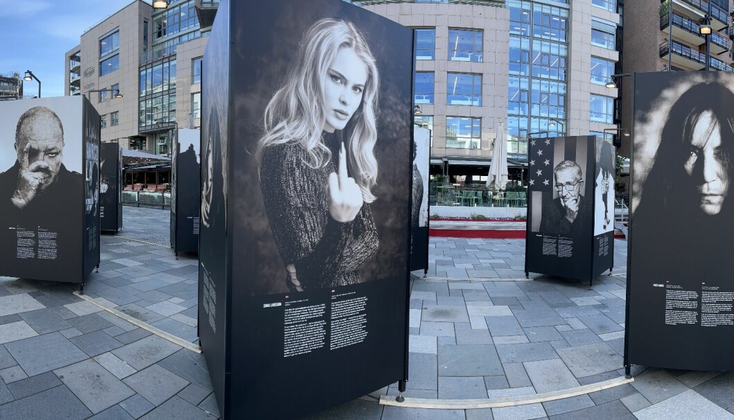Artisten Zara Larsson, i midten av bildet, er blant dem som er utstilt.