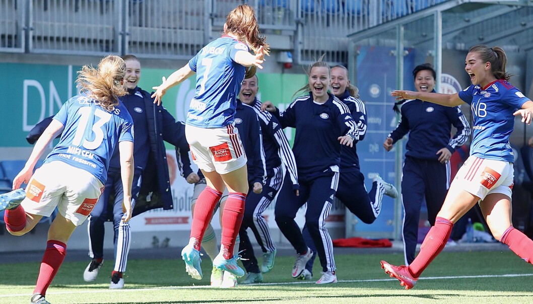 Vålerenga-damene kunne juble over fortsatt tabelltopp etter å ha spilt uavgjort hjemme mot serietoer Brann søndag ettermiddag. Vålerenga-damene kunne juble over fortsatt tabelltopp etter å ha spilt uavgjort hjemme mot serietoer Brann søndag ettermiddag.