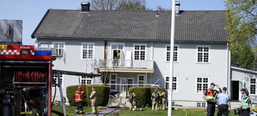 Brann i gårdsbygning på Skullerud – melding om åpne flammer