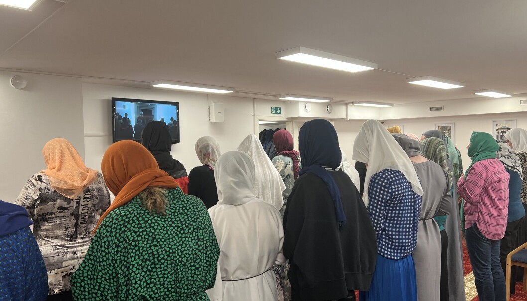 Vi begynner med bønn. Allah Akbar, sier de, om og om igjen. Forsamlingen reiser seg og bøyer seg rytmisk og unisont. Vi holder på lenge. Kjempelenge. Vi begynner med bønn. Allah Akbar, sier de, om og om igjen. Forsamlingen reiser seg og bøyer seg rytmisk og unisont. Vi holder på lenge. Kjempelenge.