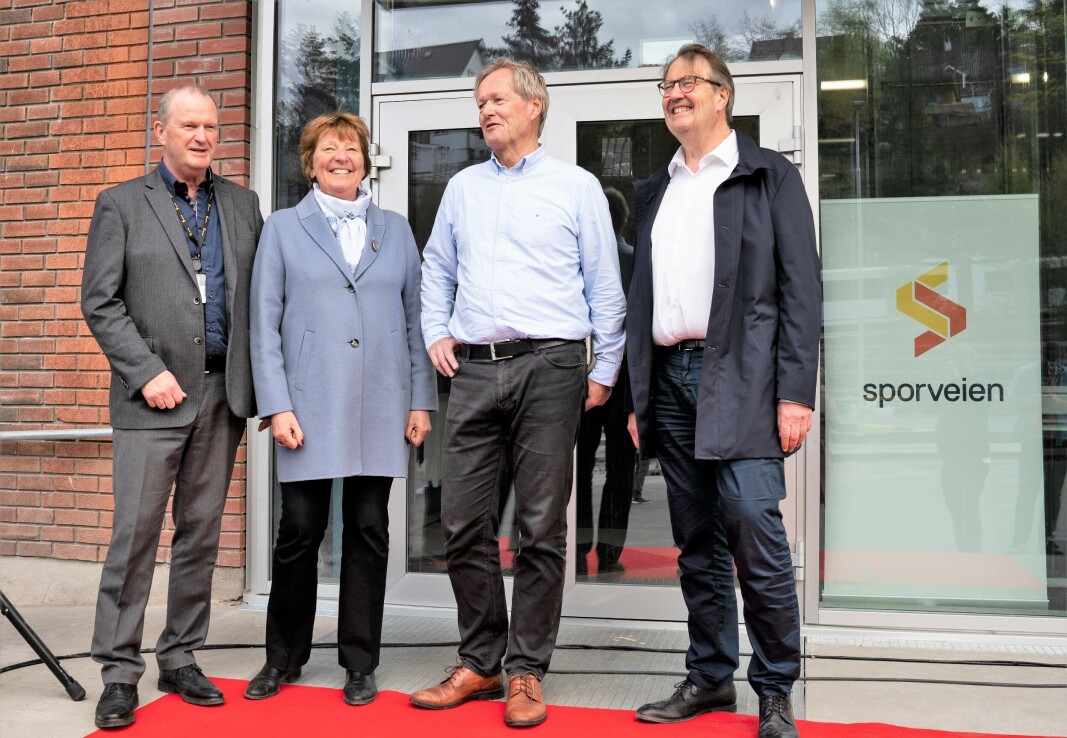F.v. verkstedsjef Tomm Bråthen, ordfører Marianne Borgen, sporveissjef Cato Hellesjø og en skinnende glad konserndirektør Per Magne Mathisen. F.v. verkstedsjef Tomm Bråthen, ordfører Marianne Borgen, sporveissjef Cato Hellesjø og en skinnende glad konserndirektør Per Magne Mathisen.