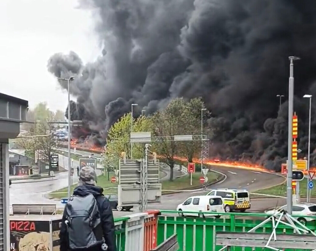 Det brenner kraftig i en lastebil på E6 ved Bryn senter. Det brenner kraftig i en lastebil på E6 ved Bryn senter.
