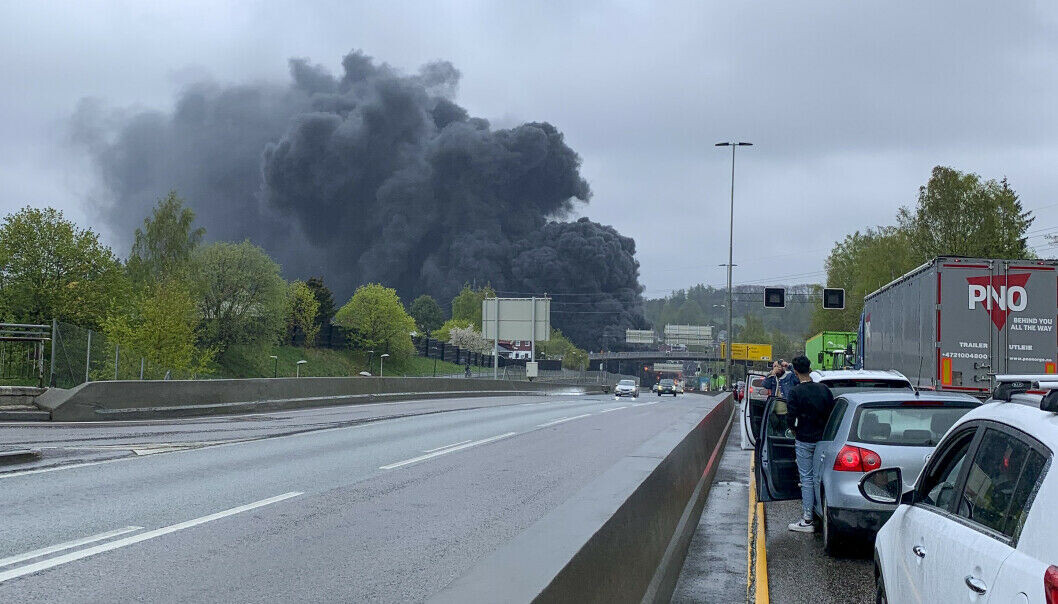 Bom stopp for all trafikk: Ring 3 i forbi Bryn og gjennom Brynstunnelen er tidlig tirsdag kveld fortsatt stengt. Men ett kjørefelt i retning Ryen er åpnet. Bom stopp for all trafikk: Ring 3 i forbi Bryn og gjennom Brynstunnelen er tidlig tirsdag kveld fortsatt stengt. Men ett kjørefelt i retning Ryen er åpnet.