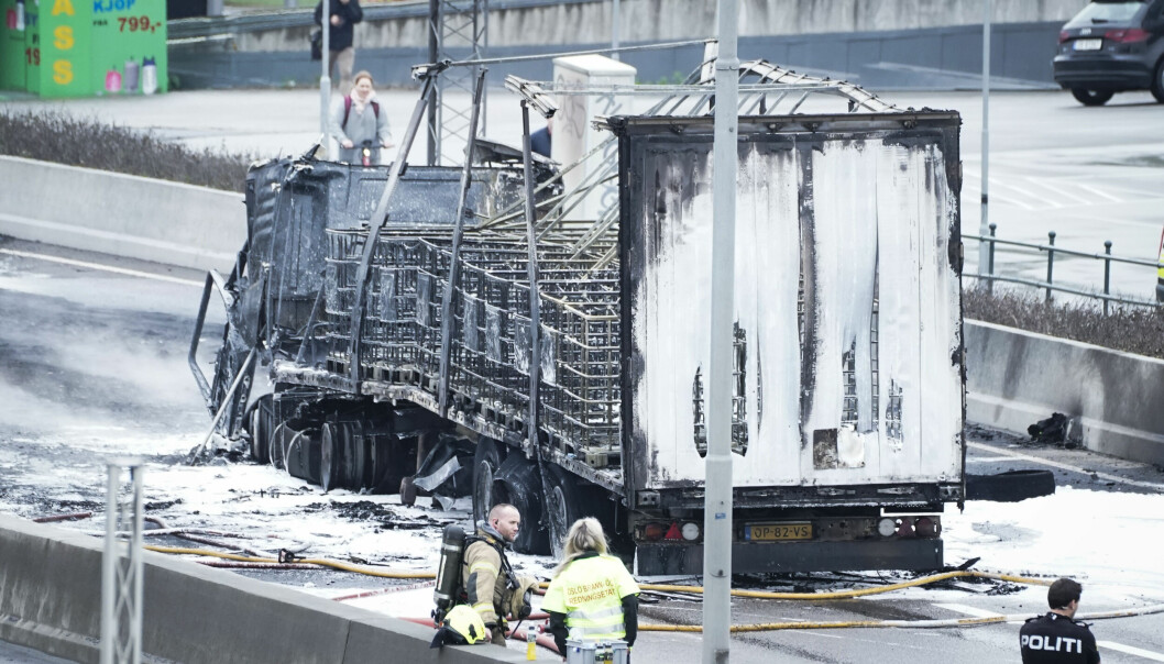 Lastebilen som brant på Ring 3 ved Bryn var fylt med harpiks og totalt utbrent etter at brannfolkene hadde slukket flammene og fått stanset røyken tirsdag ettermiddag.