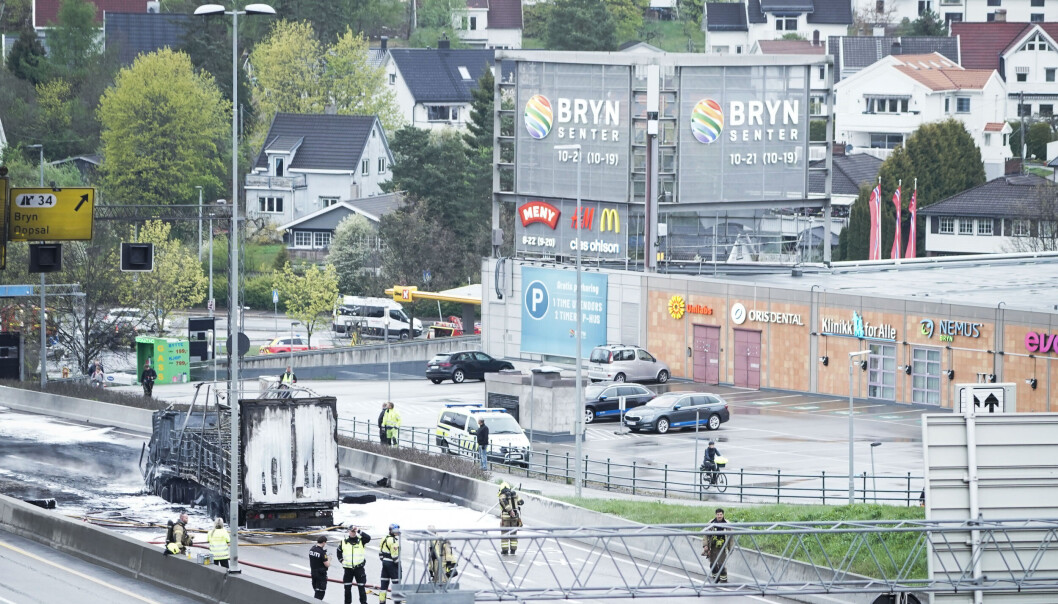 Det er bare skjelettet igjen av lastebilen som brant på Ring 3. Det er bare skjelettet igjen av lastebilen som brant på Ring 3.