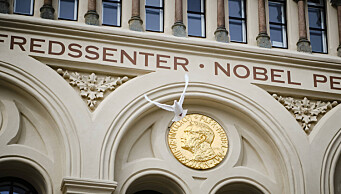 Klokka tolv fredag 13. mai slippes en hvit due fra vinduene på Nobels Fredssenter ved Rådhusplassen