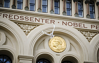 Klokka tolv fredag 13. mai slippes en hvit due fra vinduene på Nobels Fredssenter ved Rådhusplassen
