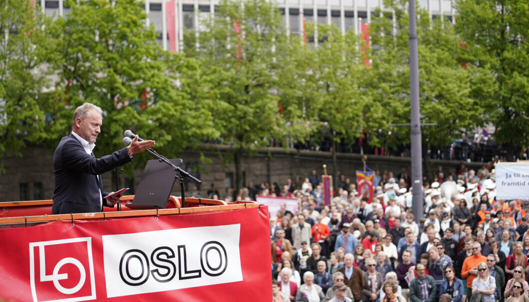 I stedet for å sette av Youngstorget til fotball-VM i Qatar, hva med å heller arbeide for at arrangementer på torget bidrar til å bygge opp under torgets identitet knyttet til demokrati og felleskap? spør skribentene. I stedet for å sette av Youngstorget til fotball-VM i Qatar, hva med å heller arbeide for at arrangementer på torget bidrar til å bygge opp under torgets identitet knyttet til demokrati og felleskap? spør skribentene.