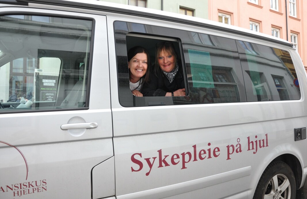 Karina Holten Torpp (til v.) og Christina Østergaard på plass utenfor Evangeliesenteret. Karina Holten Torpp (til v.) og Christina Østergaard på plass utenfor Evangeliesenteret.