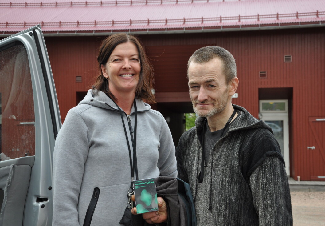 Akeksander henter nalokson, motgift ved heroinoverdoser, når Karina og Sykepleie på hjul kommer hjem til ham ved Arveset gård på Alfaset. Akeksander henter nalokson, motgift ved heroinoverdoser, når Karina og Sykepleie på hjul kommer hjem til ham ved Arveset gård på Alfaset.