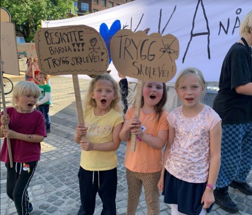 Ruseløkka-elevene utenfor Rådhuset i fjor. De hadde fått ny skole og med det en bilvei som går kloss opp i den åpne skolegården. Ruseløkka-elevene utenfor Rådhuset i fjor. De hadde fått ny skole og med det en bilvei som går kloss opp i den åpne skolegården.