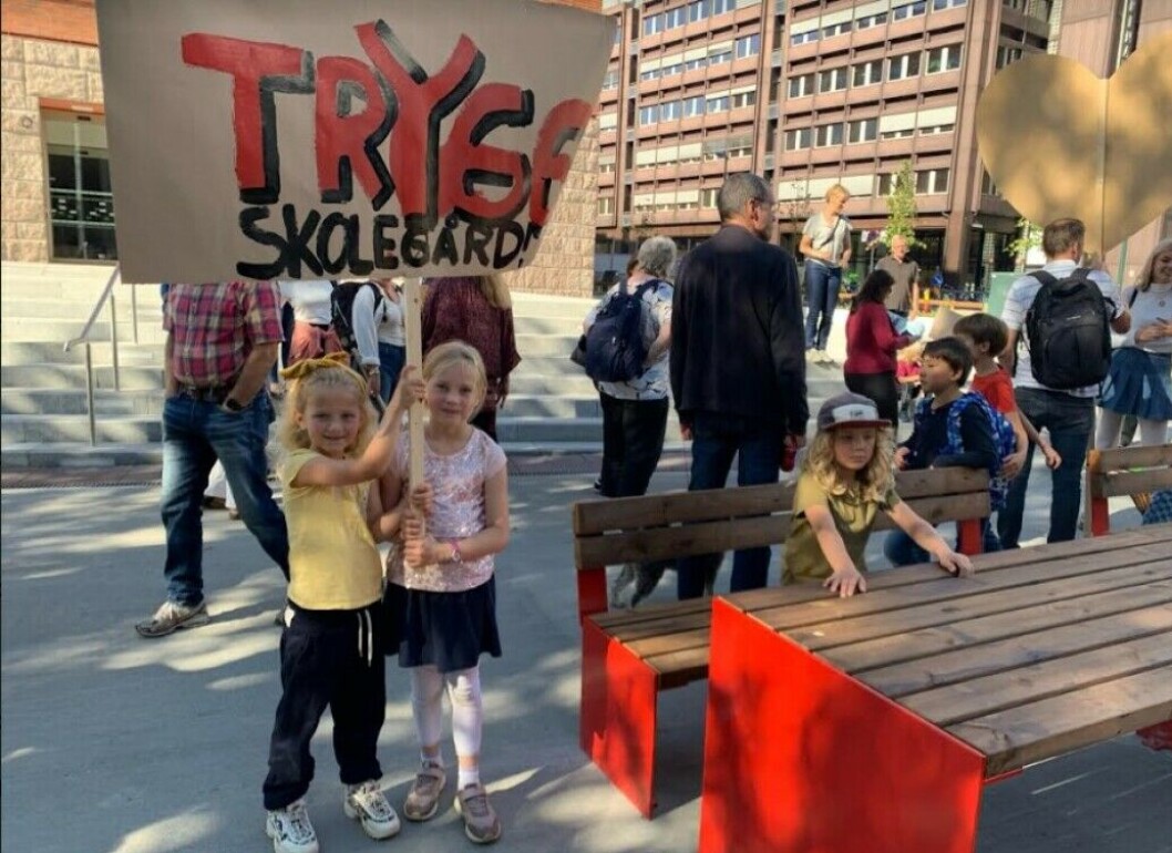 Elever, foreldre og støttespiller på Ruseløkka før avmarsj til Rådhuset i fjor. Elever, foreldre og støttespiller på Ruseløkka før avmarsj til Rådhuset i fjor.